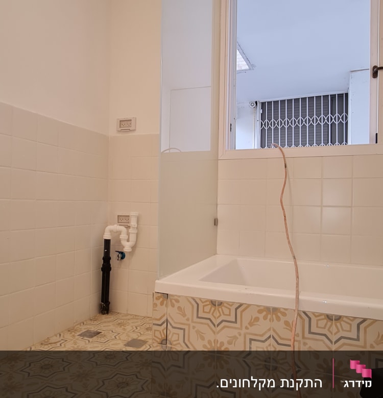 חדר אמבטיה עם אמבטיה, אריחים ודלת זכוכית